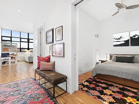 5th image of 360 Furman St APT 916