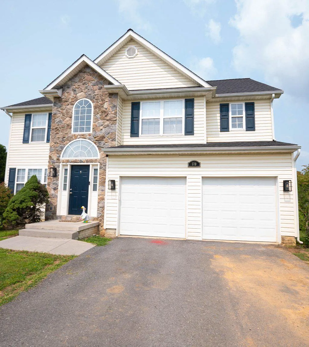 4 bed, 2.5 bath, 2169 sqft, $2,400 — Photo 3
