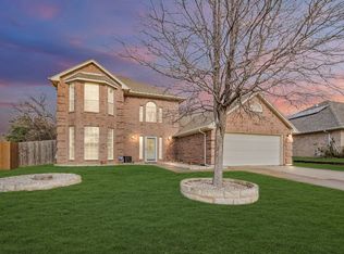 820 Oak Ct, Saginaw, TX 76179