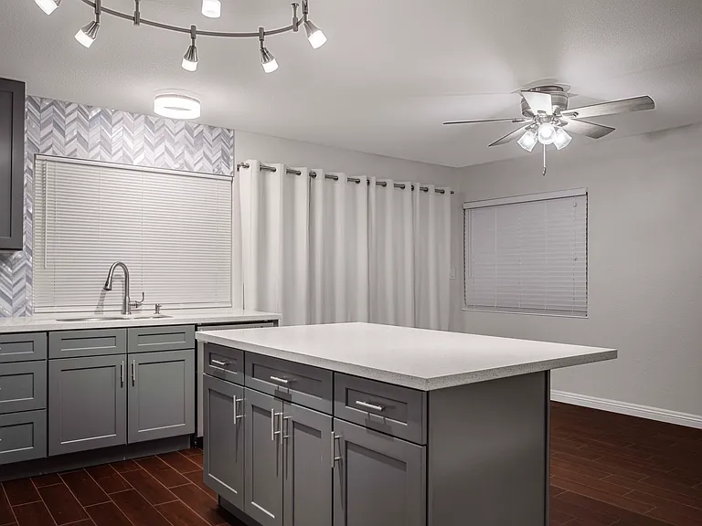 4575 Kenilworth Ct — Photo 6