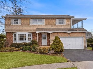 1 Bernadette Ct, Hicksville, NY 11801