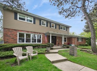 5255 Suffield Ter, Skokie, IL 60077