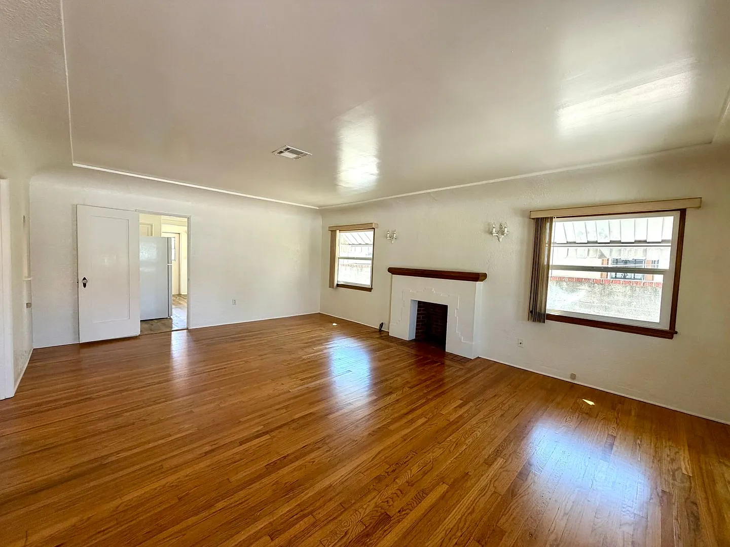 3 Bed, 1 Bath House in College Area! Water/Trash Included! — Photo 3