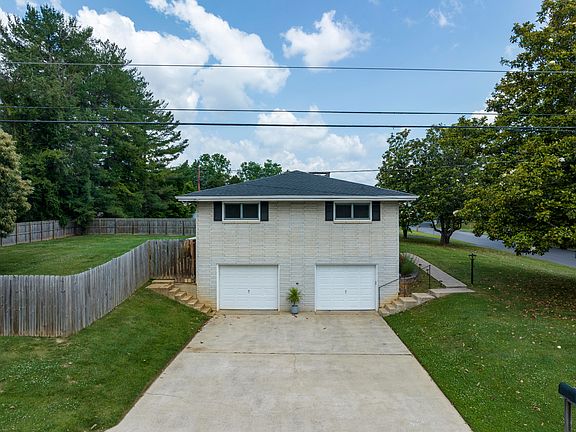 4th image of 2401 Larkspur Dr