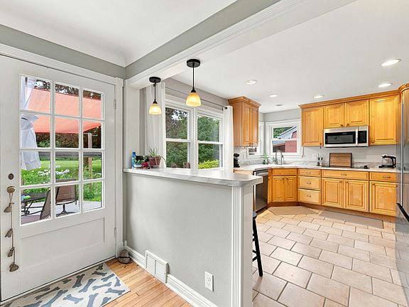 3rd image of 1715 Nichols Rd