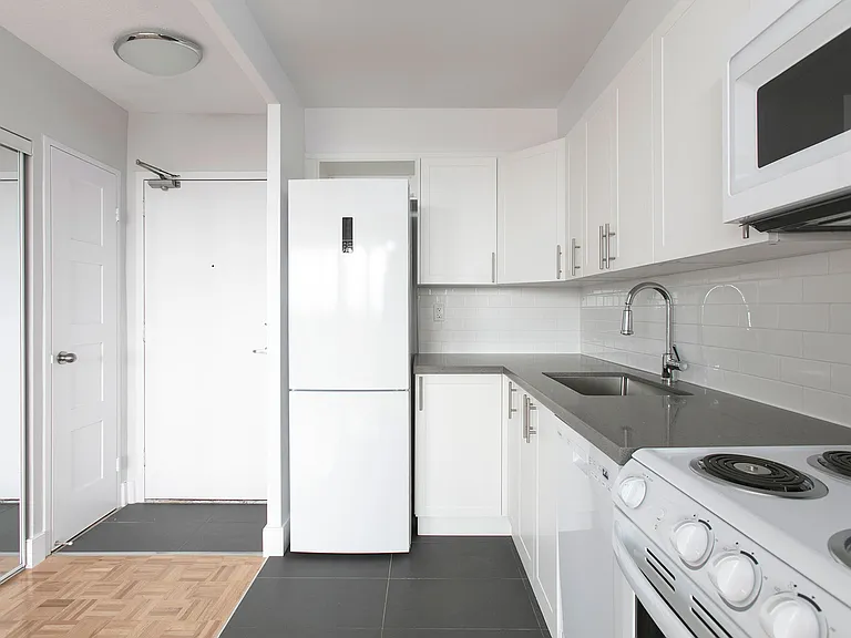 666 Spadina Ave — Photo 1