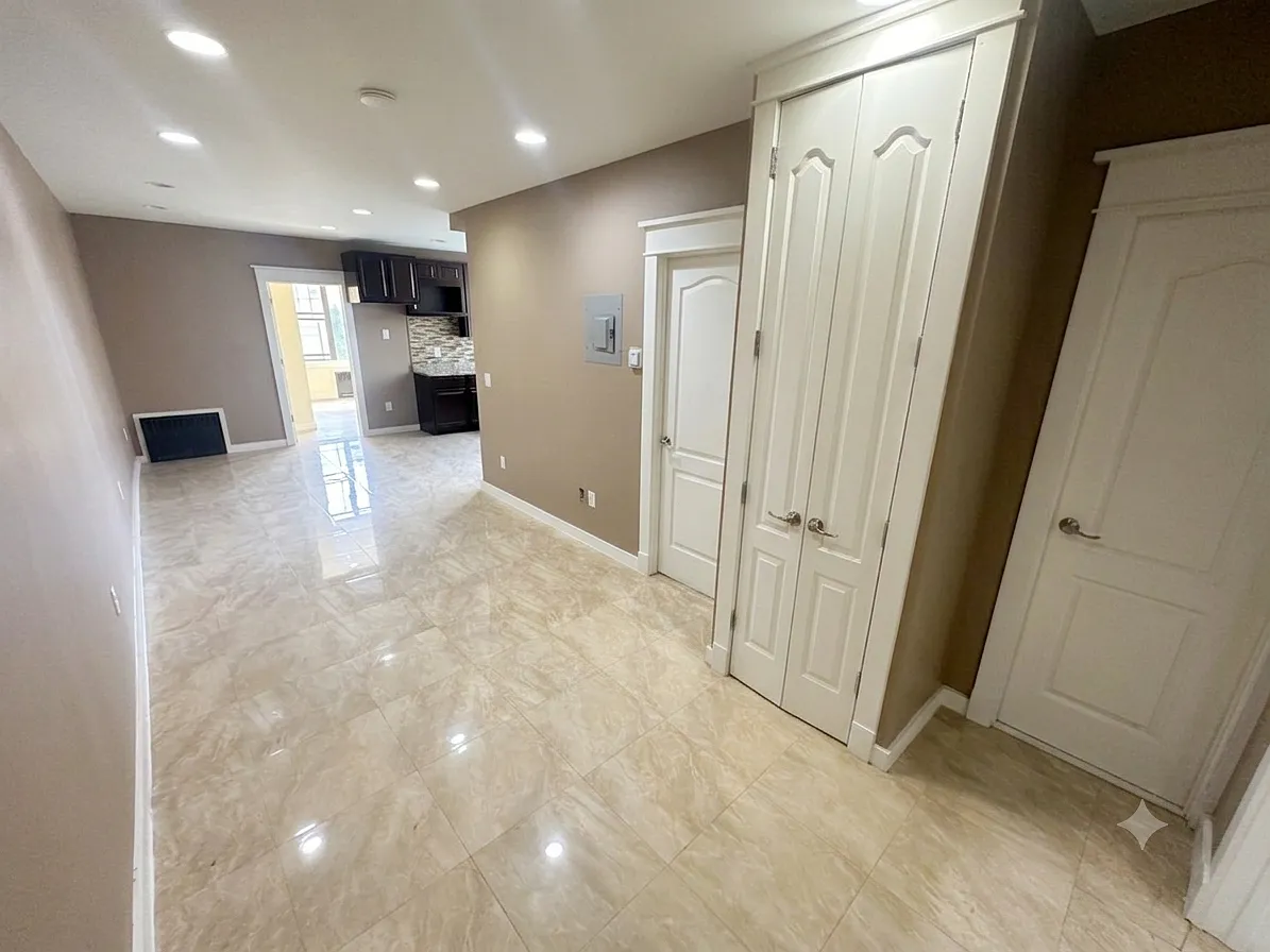 3 bed, 784 sqft, $3,199 — Photo 2