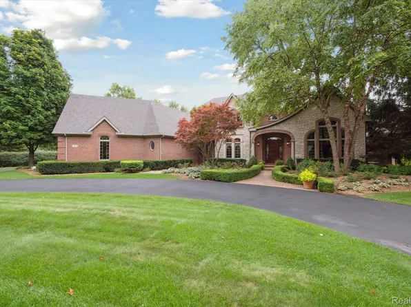 3027 Tall Timbers Dr, Milford, MI 48380