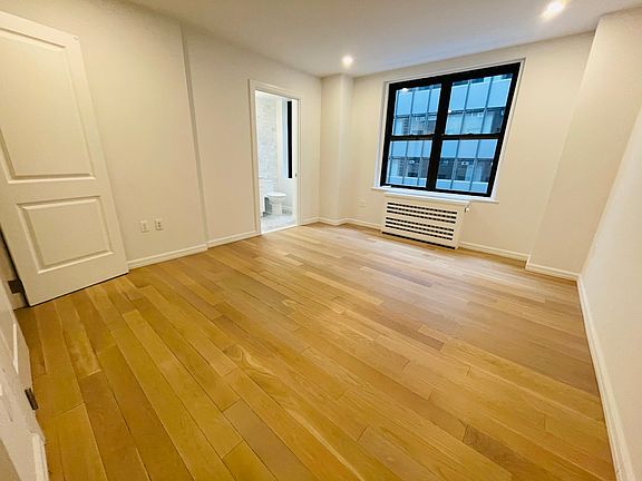 4th image of 160 E 48th St #5CD