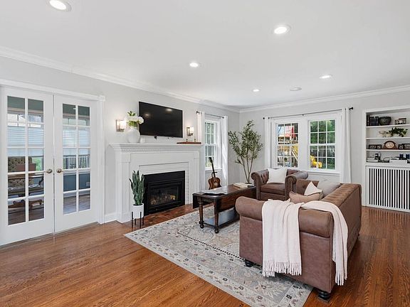 3rd image of 220 Holly Rd