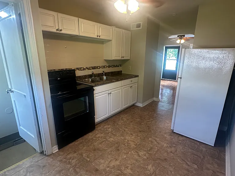110 N Oakdale Ave — Photo 8