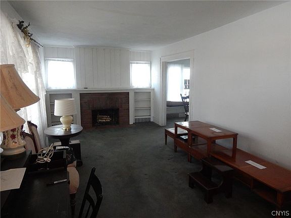 4th image of 702 Arthur St