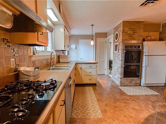 spacious eat-in kitchen with wall oven, gas cooktop and beautiful flooring