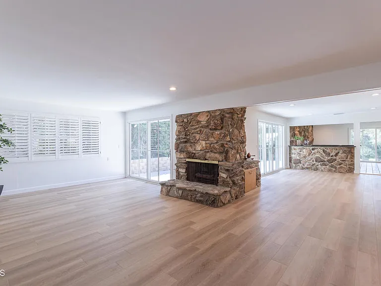 555 Paulette Pl — Photo 3