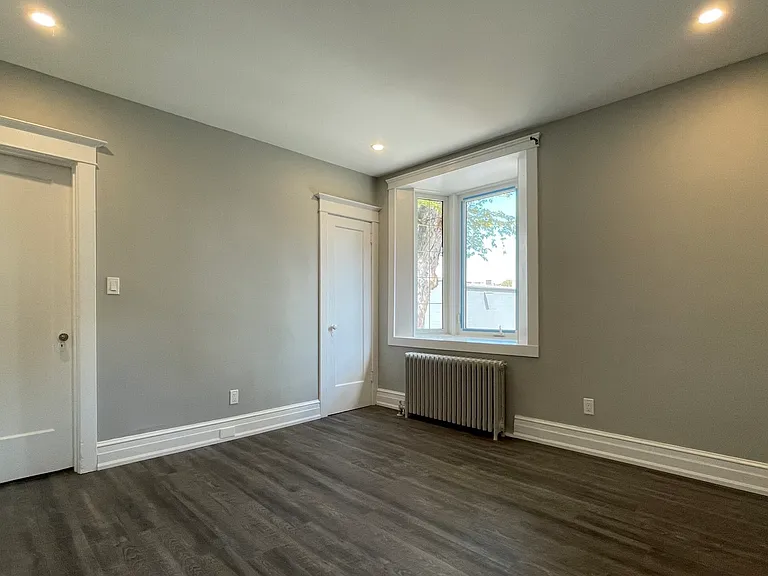 11 Grosvenor Ave S — Photo 3