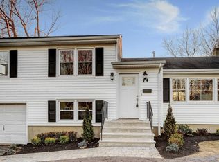 19 Koenig Ln, Freehold, NJ 07728