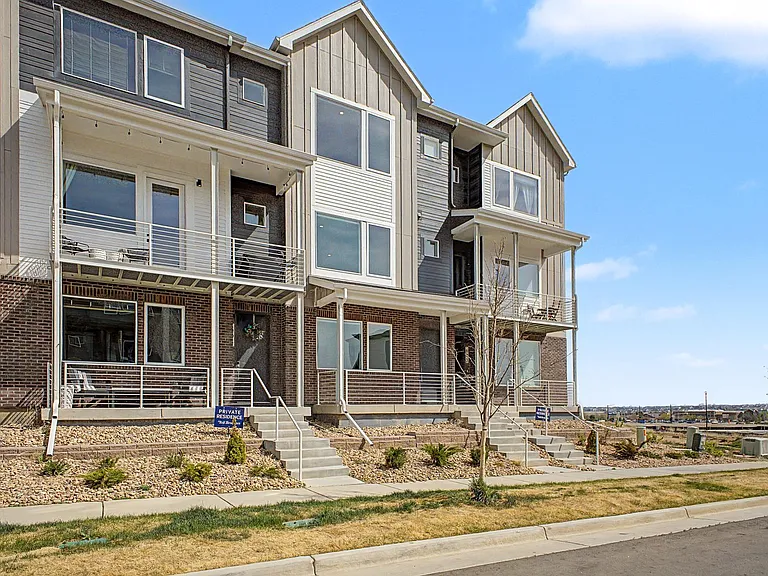 689 Saddle Dr — Photo 2