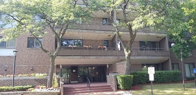 1st image of 5 E Carriageway Dr APT 114