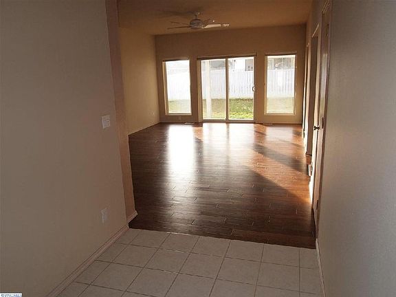 2nd image of 324 W Canyon Lakes Dr