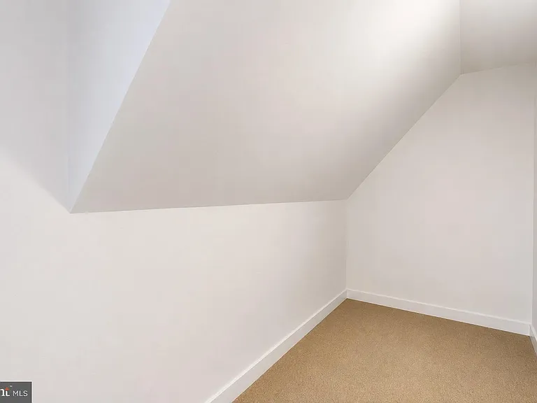 1301 N Courthouse Rd #1805 — Photo 34