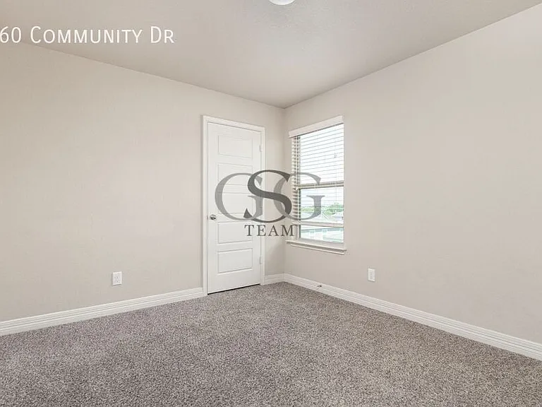 660 Community Dr — Photo 11