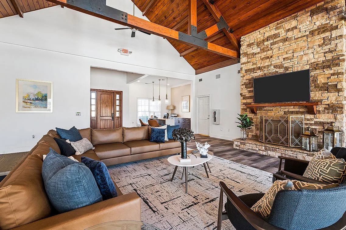 Houston Lake Apartments — Photo 1