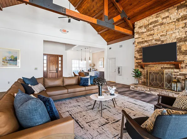 Houston Lake Apartments