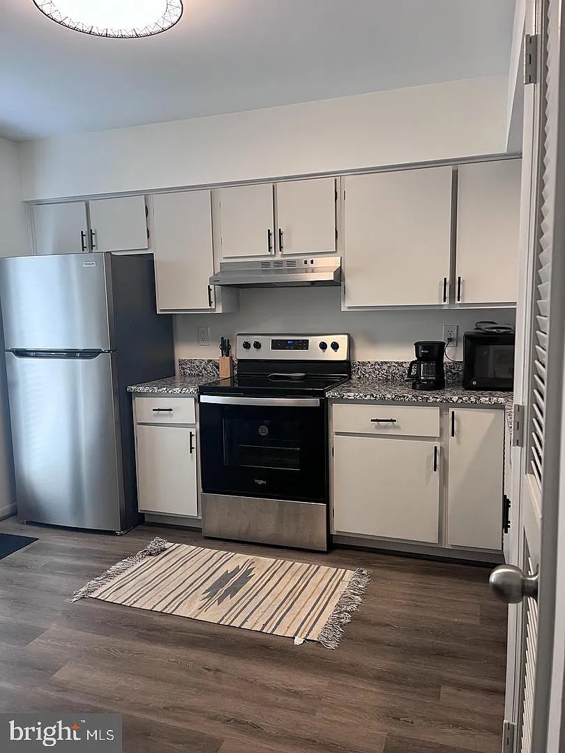 3 bed, 1.5 bath, 1227 sqft, $2,095 — Photo 2