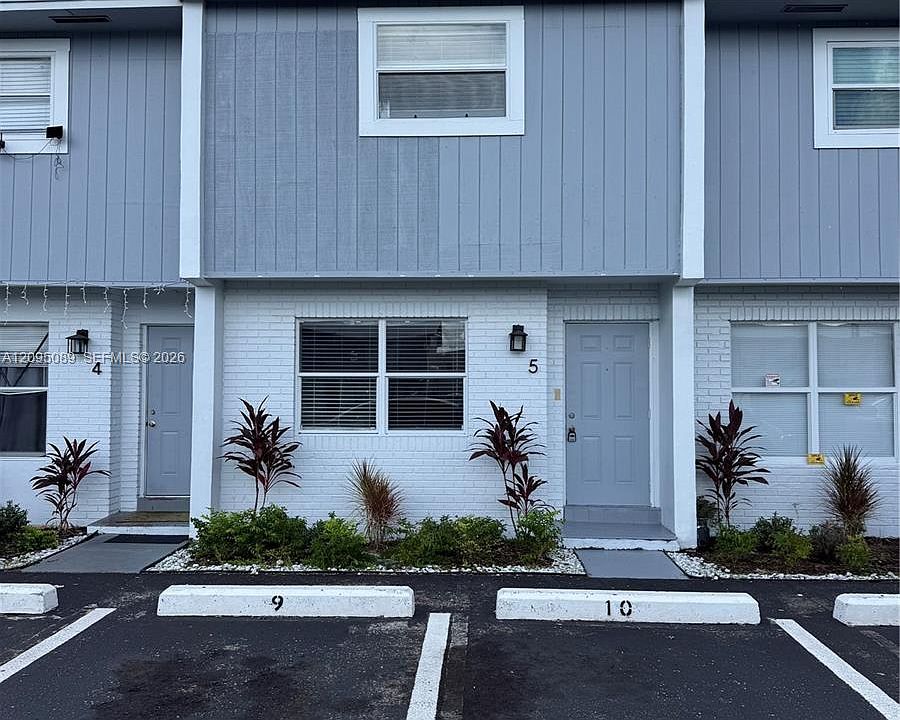 1st image of 420 NE 18th Ave APT 5