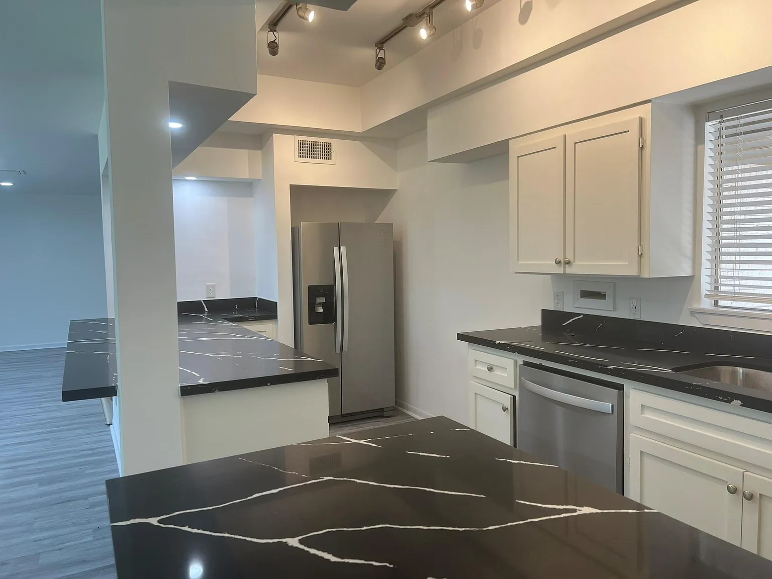 3 bed, 2.0 bath, 1739 sqft, $2,600 — Photo 4