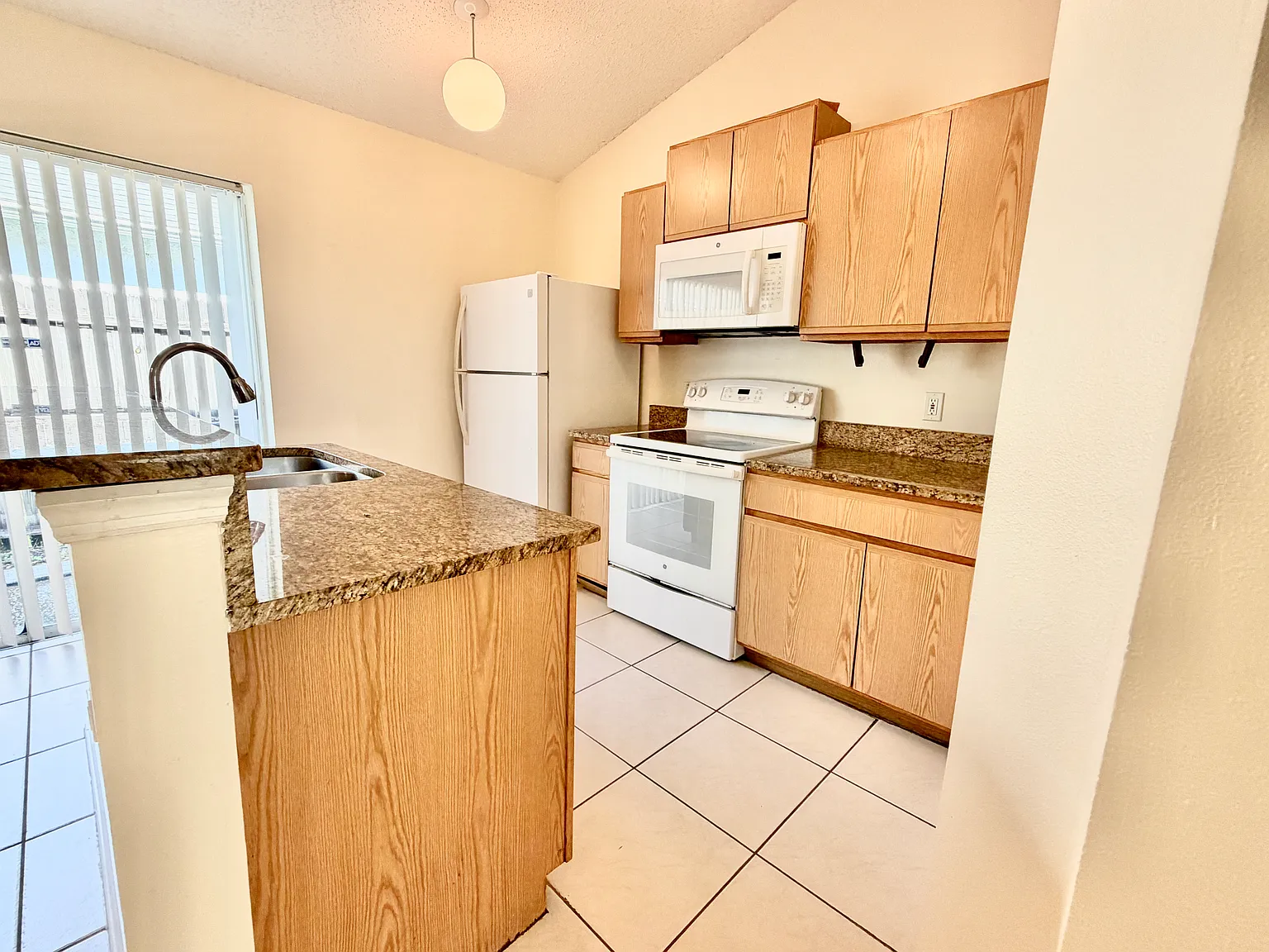3 bed, 1148 sqft, $2,200 — Photo 4