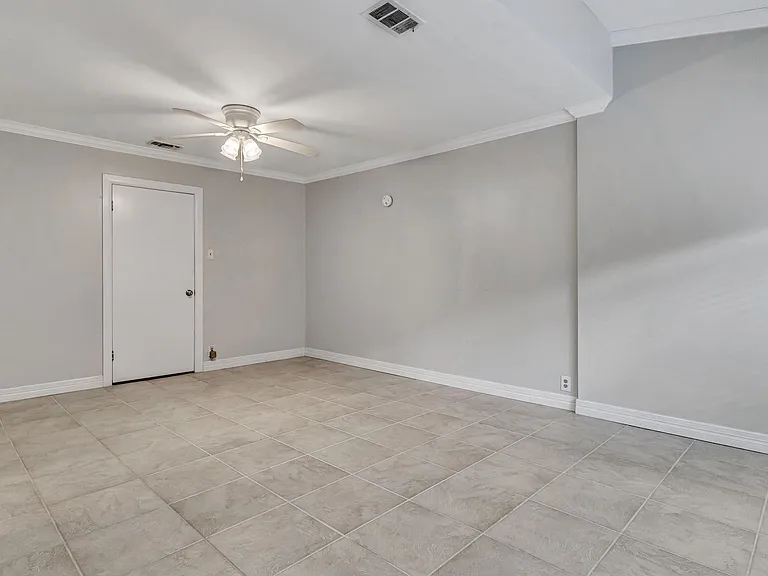 112 Cloverleaf Ave — Photo 29