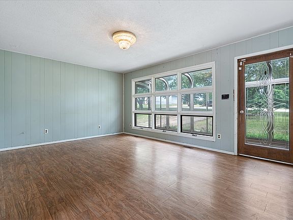 3rd image of 110 Shelton Dr