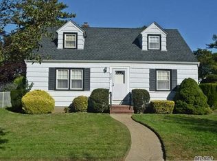 422 Sigmond St, Freeport, NY 11520