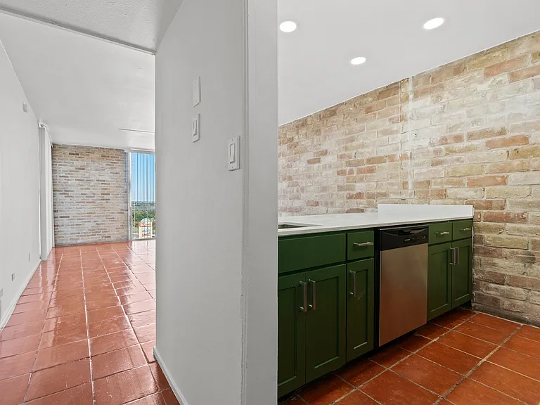 Four Oaks Apartments — Photo 18