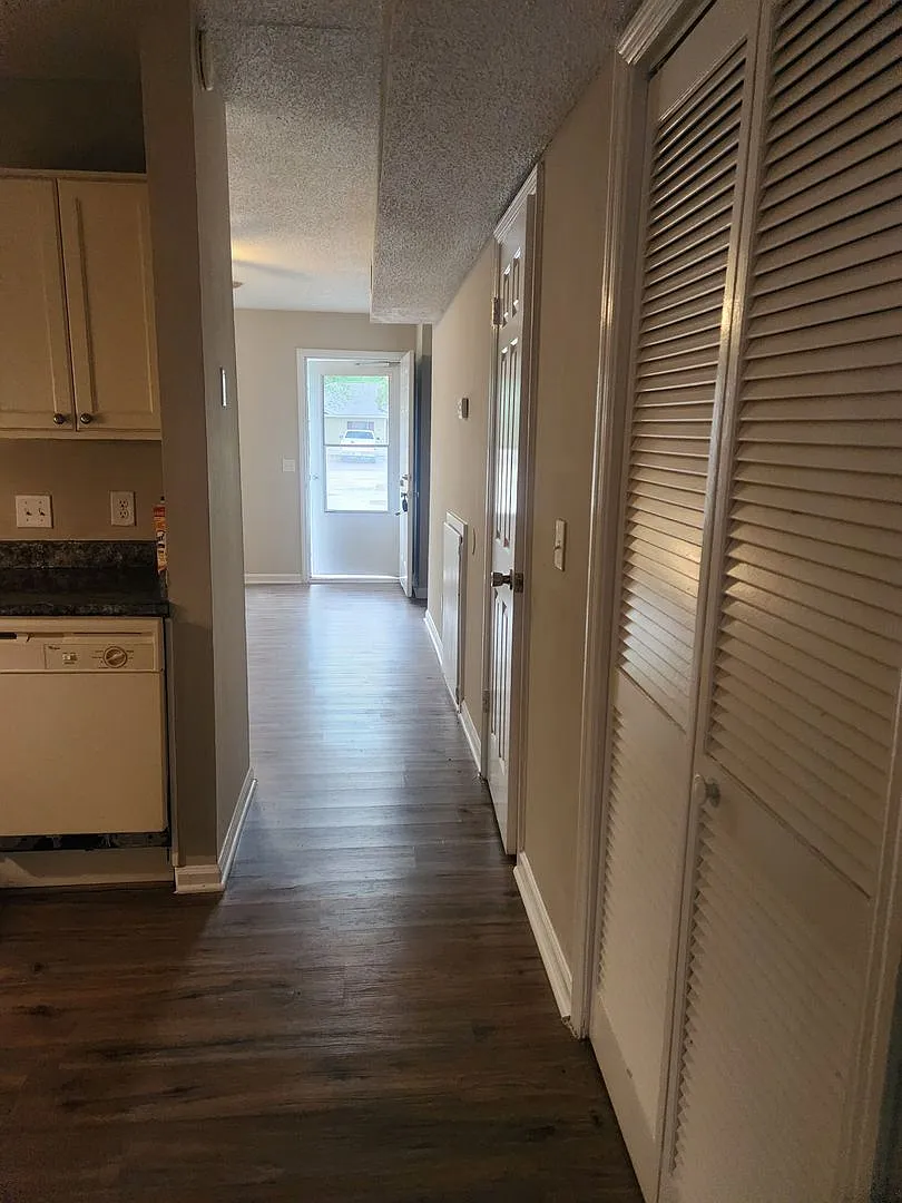 Charming 2 Bedroom 1 Bath — Photo 4