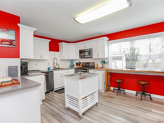 4th image of 15 Paula Dr