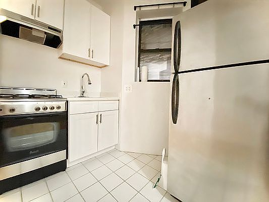 2nd image of 322 W 49th St APT 4RE