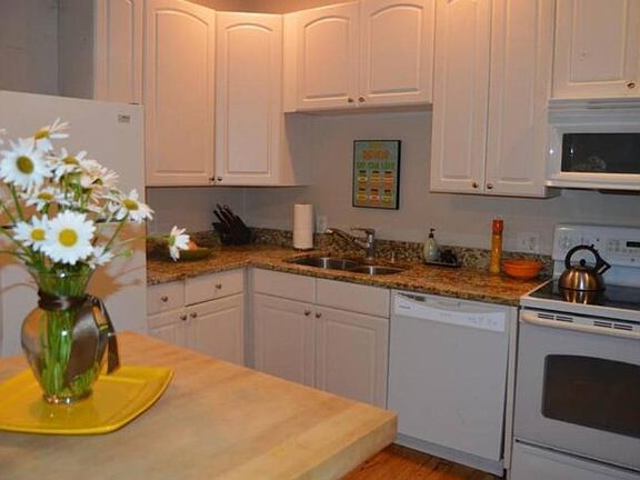 Updated Kitchen w/ Granite Countertops
