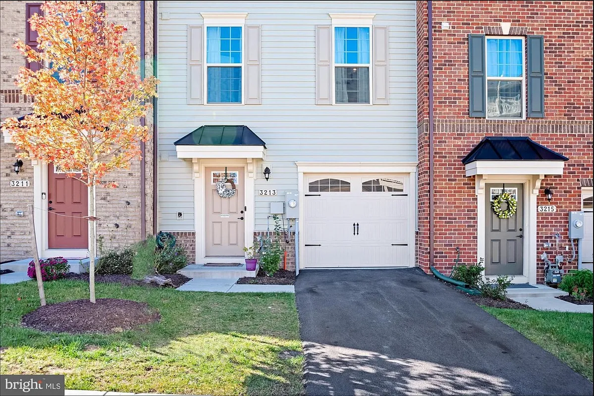 4 bed, 4.0 bath, 2700 sqft, $3,500 — Photo 1