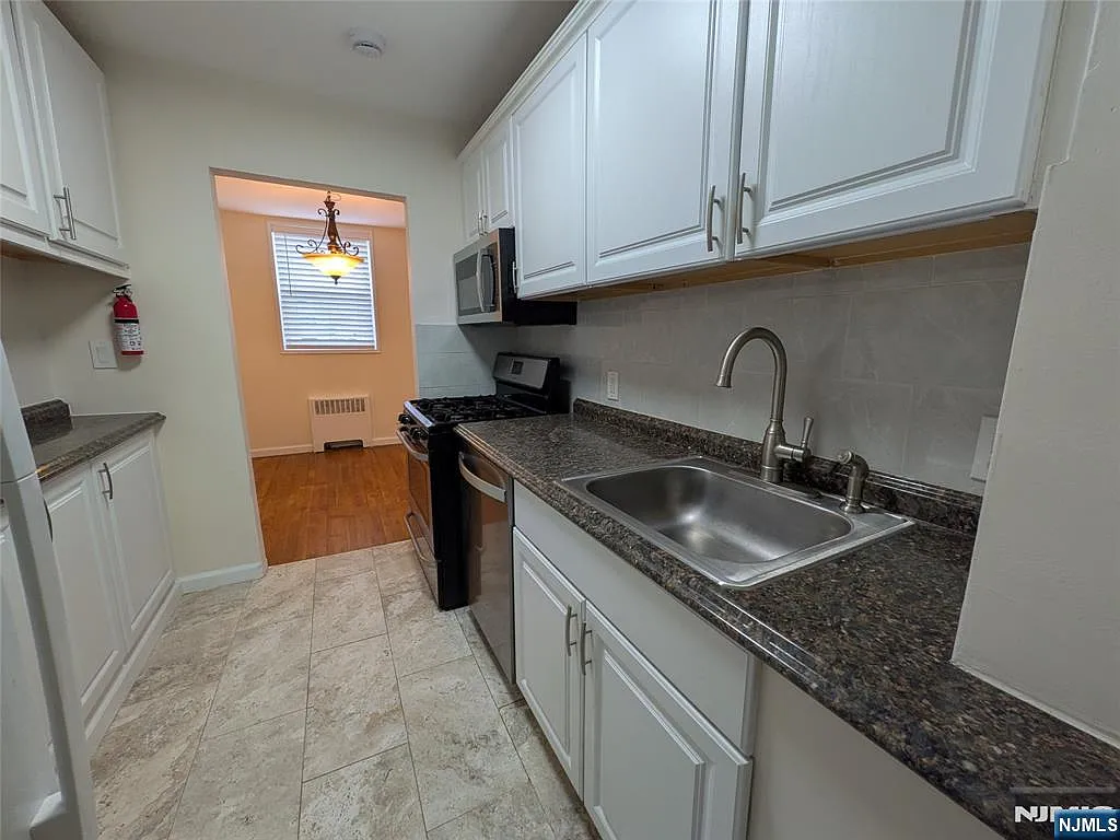 1 bed, 1.0 bath, $2,300 — Photo 3