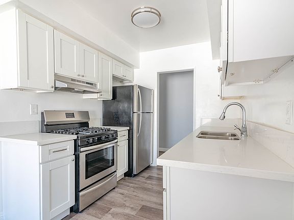 4th image of 1537 Centinela Ave #3