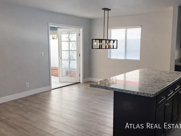 528 W La Jolla Dr — Photo 2