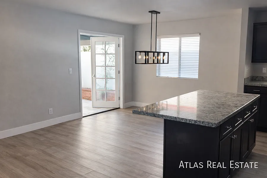 Building Photo - 528 W La Jolla Dr