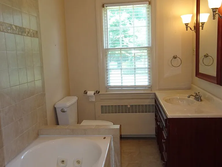 302 Riverside Dr — Photo 16