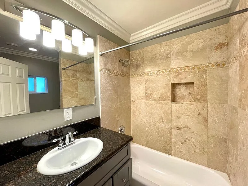 3 bed, 848 sqft, $3,300 — Photo 4