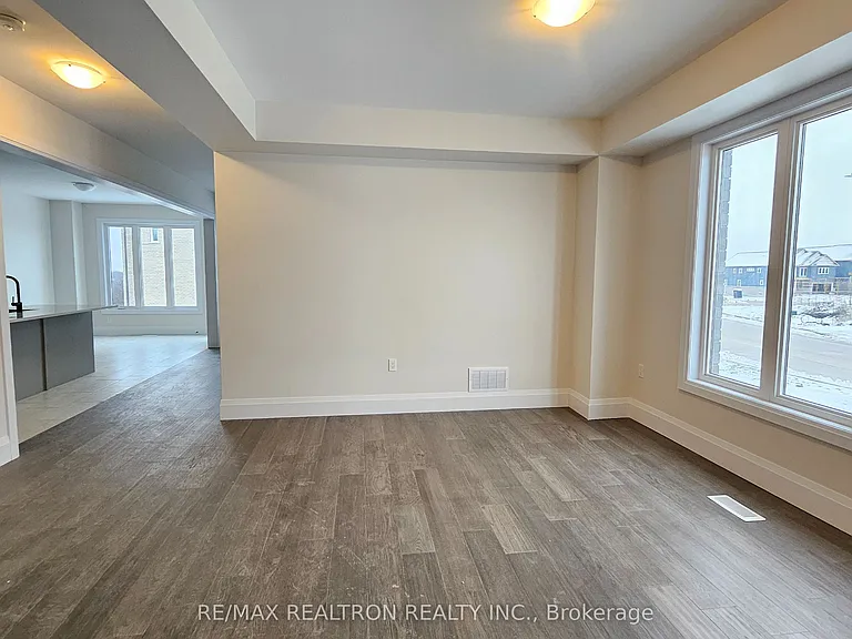 16 York Dr — Photo 2