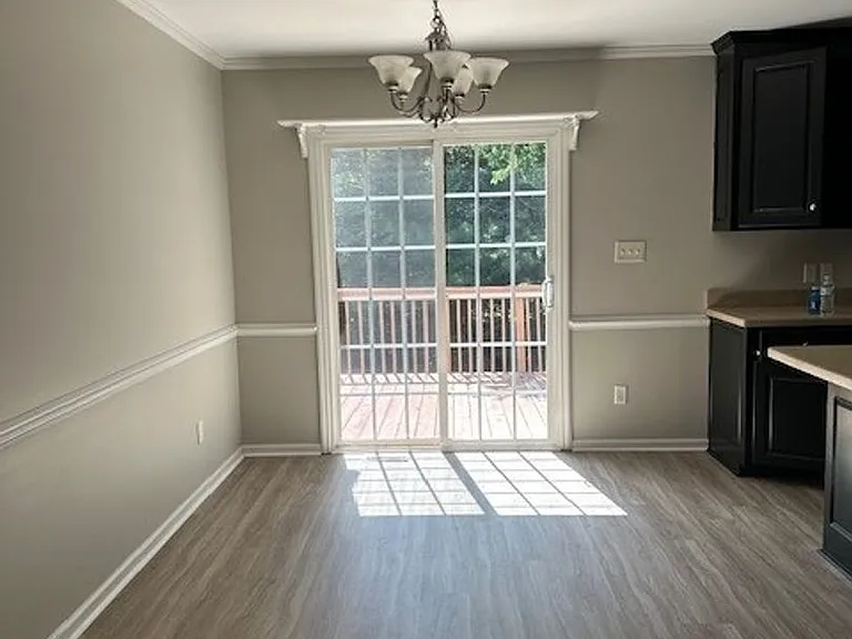 305 Towbridge Ln — Photo 7