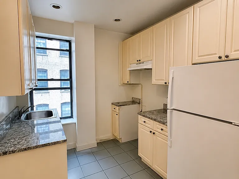 352 W 46th St #2C — Photo 3