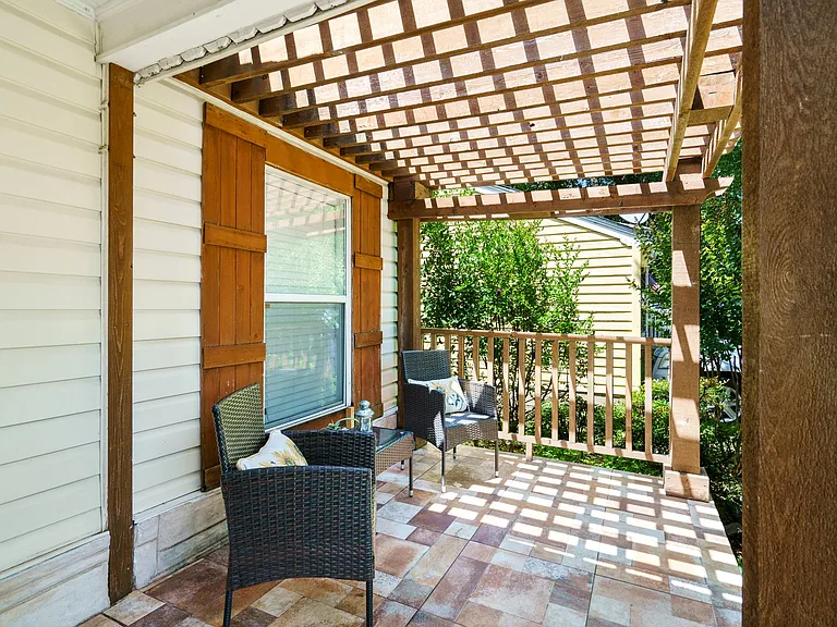 3135 Hedgerow Dr — Photo 4